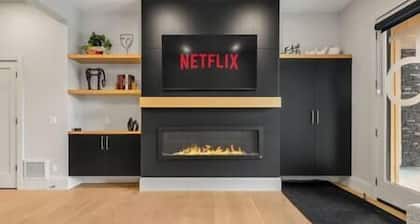 Luxury 2 Bed | Min to DT | AC