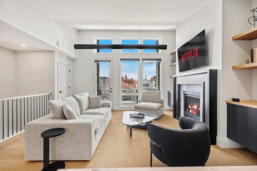 Luxury 2 Bed | Min to DT | AC
