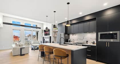 Luxury 2 Bed | Min to DT | AC
