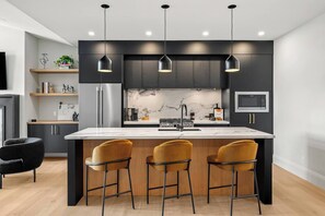 Private kitchen - Luxury 2 Bed | Min to DT | AC (Calgary)