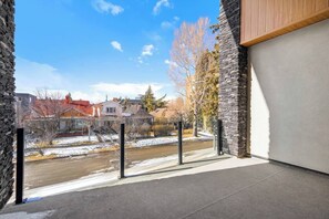 Property grounds - Luxury 2 Bed | Min to DT | AC (Calgary)