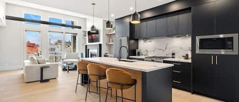 Frigorifero, microonde, forno, piano cottura