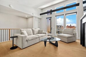 Living area - Luxury 2 Bed | Min to DT | AC (Calgary)