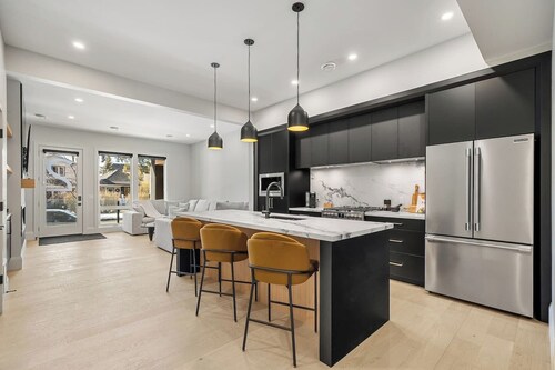Luxury 2 Bed | Garage | Min to DT | AC