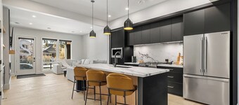 Luxury 2 Bed | Garage | Min to DT | AC