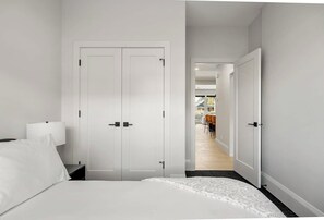 Room - Luxury 2 Bed | Garage | Min to DT | AC (Calgary)