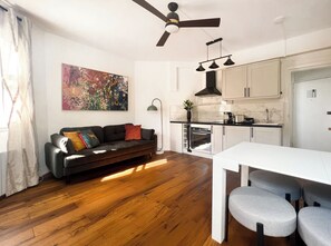 Living area - Bright gem of studio in central London (London)