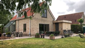 Outdoor dining - Renovated house in Breskens near Cadzand Zeeuws-Vlaanderen by the sea Zeeland. (Breskens)