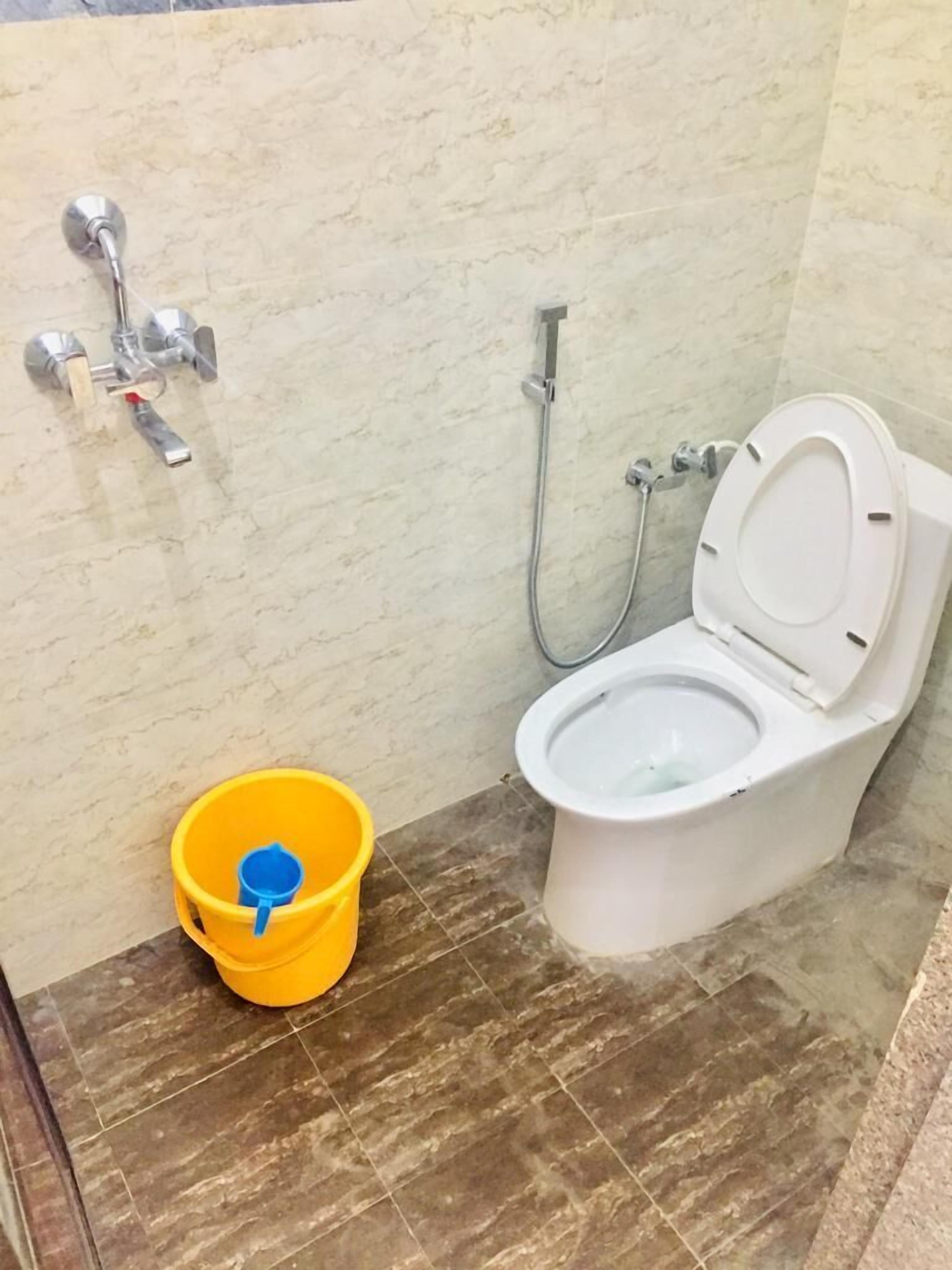 Standardzimmer | Badezimmer | Dusche, Handtücher, Seife, Shampoo
