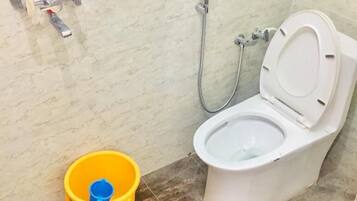 Standardzimmer | Badezimmer | Dusche, Handtücher, Seife, Shampoo
