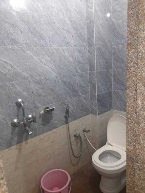 Shower, towels, soap, shampoo - Hotel Deep (Shri Madhopur)