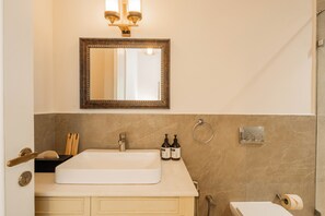 Deluxe-Villa, Poolblick | Badezimmer