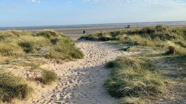 A sandy path leading to a beach with dunes on either side. - Greenacres Holiday Park - Holiday Accommodation 15761 (Porthmadog)