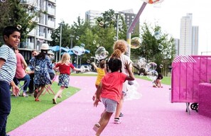 Children's area - Modern, High spec large apartment - with a private Garden in London’s East Bank (London)