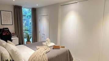3 bedrooms, iron/ironing board, WiFi, bed sheets