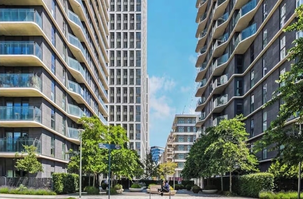 Un quartier résidentiel urbain moderne, caractérisé par de grands immeubles, de larges rues et de nombreux arbres.