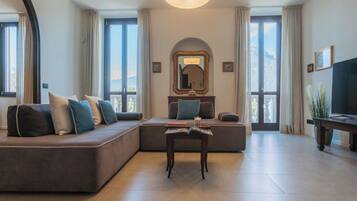 Apartment (3 Bedrooms) | Living area