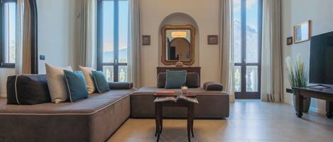 Apartment (3 Bedrooms) | Living area