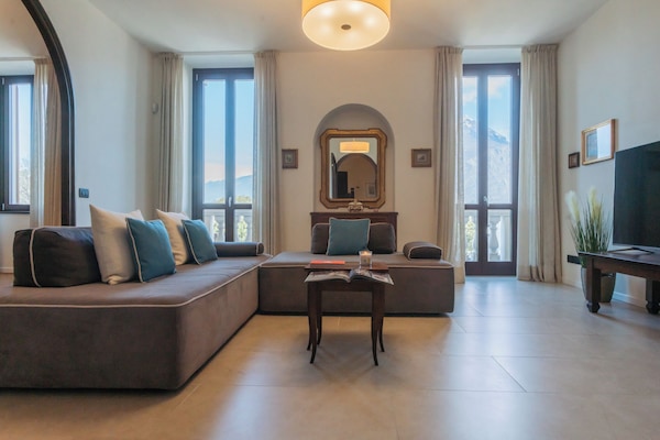 Apartamento (3 Bedrooms) | Zona de estar | Televisión de 32 pulgadas con canales digitales