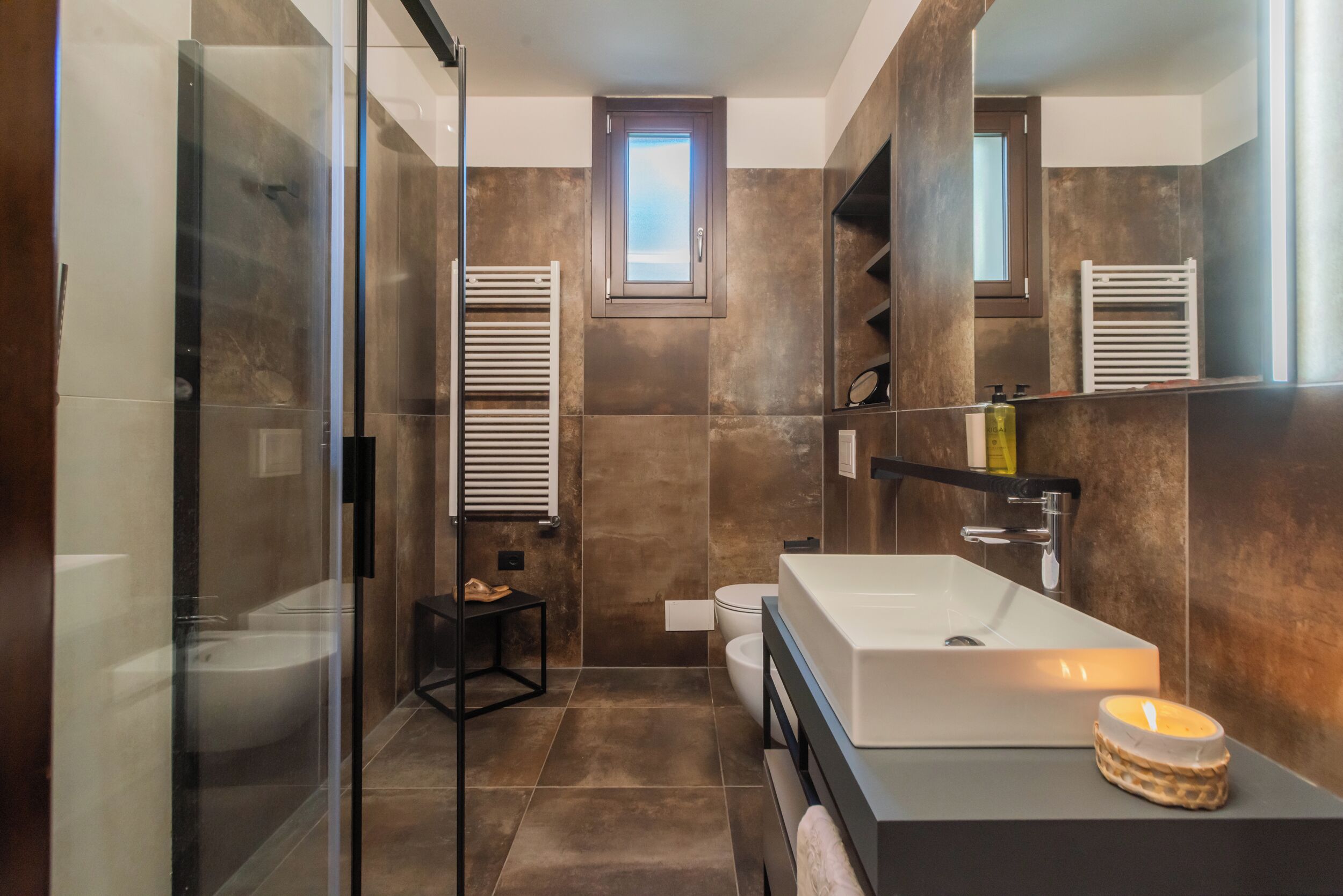 Apartemen (3 Bedrooms) | Kamar mandi | Shower, perlengkapan mandi gratis, kloset, dan handuk