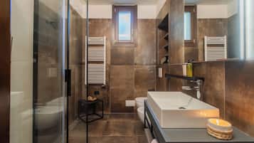 Apartemen (3 Bedrooms) | Kamar mandi | Shower, perlengkapan mandi gratis, kloset, dan handuk