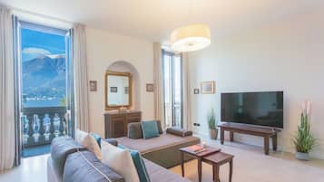 Apartment (3 Bedrooms) | Wohnbereich | 32-Zoll-Fernseher mit Digitalempfang