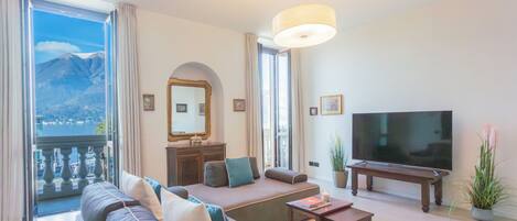 Appartement (3 Bedrooms) | Coin séjour | Télévision de 32 pouces avec chaßnes numériques