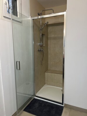 Shower, hair dryer, towels, soap - 5 minutes from Avignon's historic center! Quiet house, full of charm (Avignon)