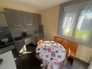 Private kitchen - Cosy house with quiet enclosed garden (Combon)
