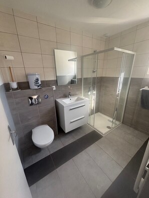 Bathroom - Vrbo Property (Combon)