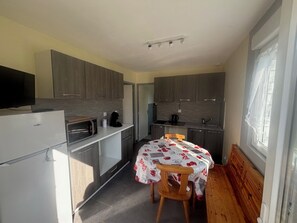 Private kitchen - Vrbo Property (Combon)