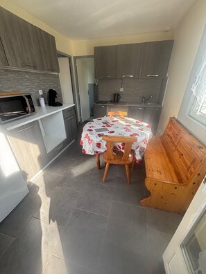 Interior - Cosy house with quiet enclosed garden (Combon)