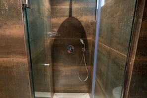 Een douche, een haardroger, handdoeken, zeep