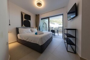 Tabla de planchar con plancha, wifi y ropa de cama 