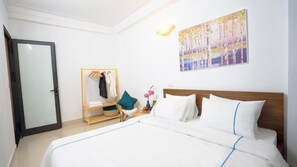 Classic Studio, Balcony, City View - Centre Alley House & Travel (Hanoi)