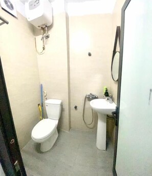 Classic Studio, Balcony, City View | Bathroom - Centre Alley House & Travel (Hanoi)