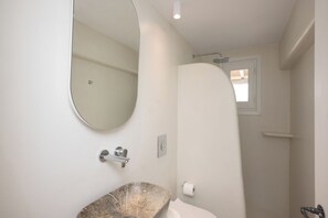 Shower, hair dryer, towels, soap - Villa Helios Myconian Vision (C9GQ+Q6 Ελιά)