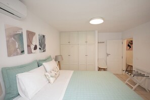 2 bedrooms, in-room safe, desk, iron/ironing board - Villa Helios Myconian Vision (C9GQ+Q6 Ελιά)