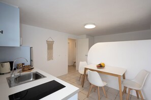 Fridge, microwave, oven, stovetop - Villa Helios Myconian Vision (C9GQ+Q6 Ελιά)