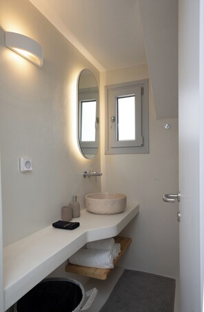 Shower, hair dryer, towels, soap - Villa Helios Myconian Vision (C9GQ+Q6 Ελιά)
