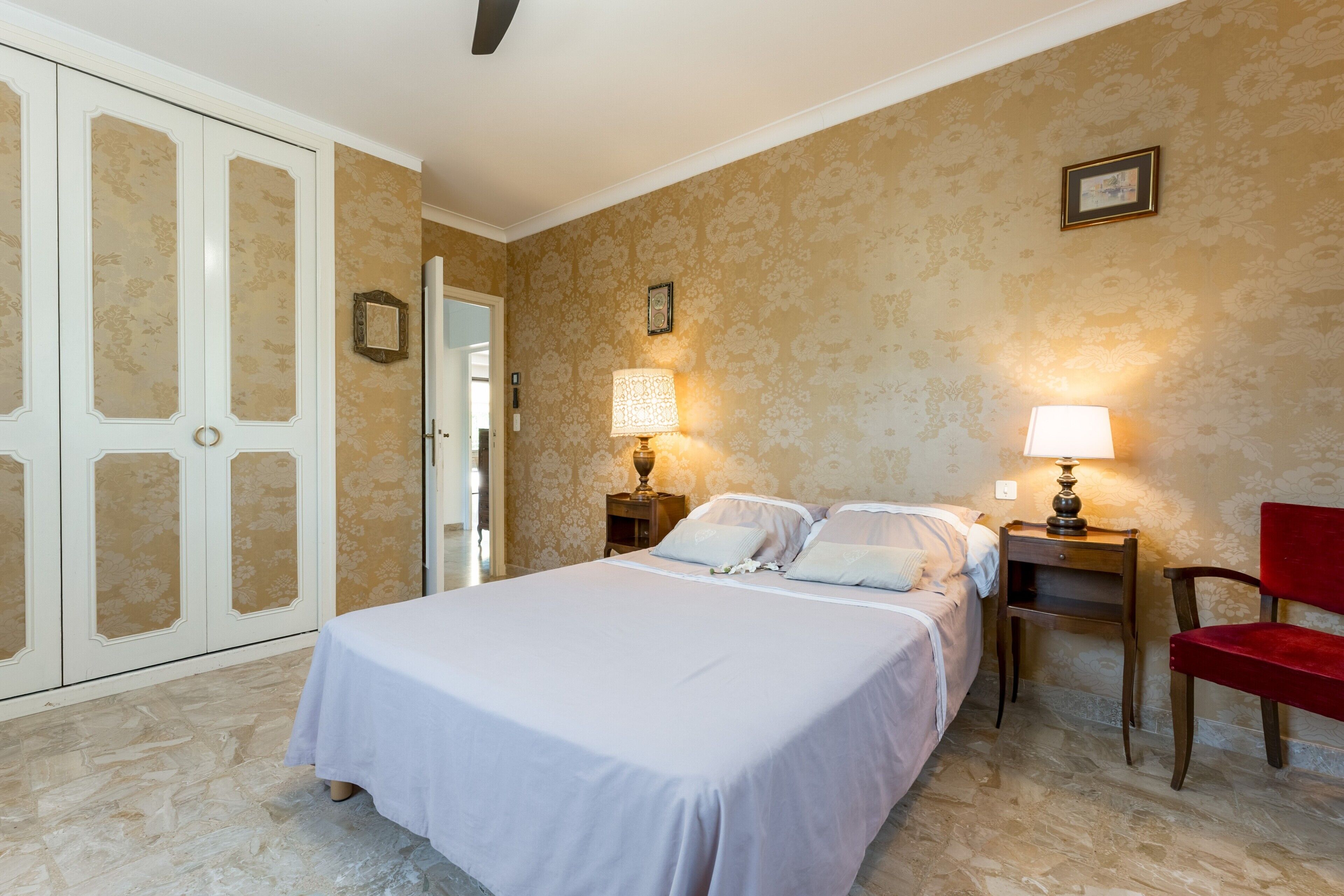 4 bedrooms, desk, iron/ironing board, WiFi