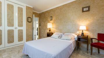 4 bedrooms, desk, iron/ironing board, WiFi
