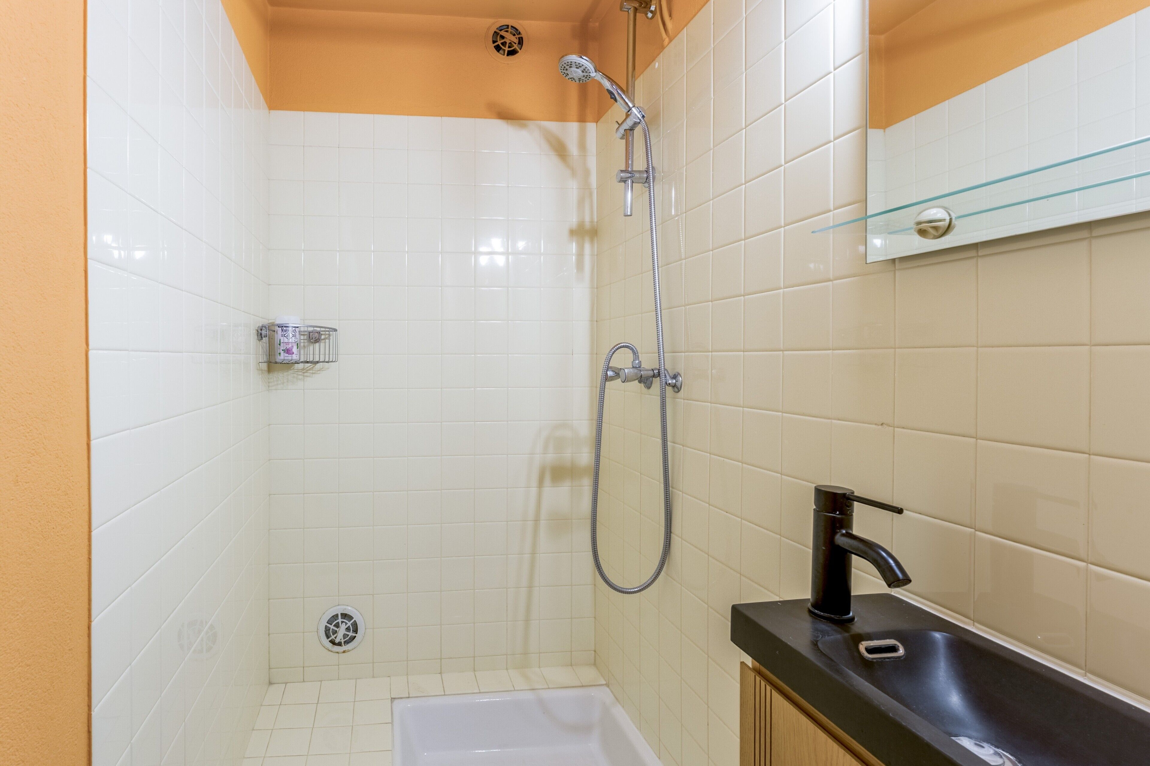 Douche, articles de toilette gratuits, sèche-cheveux