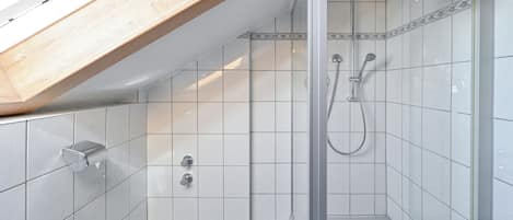 Douche, séchoir à cheveux, serviettes fournies, savon