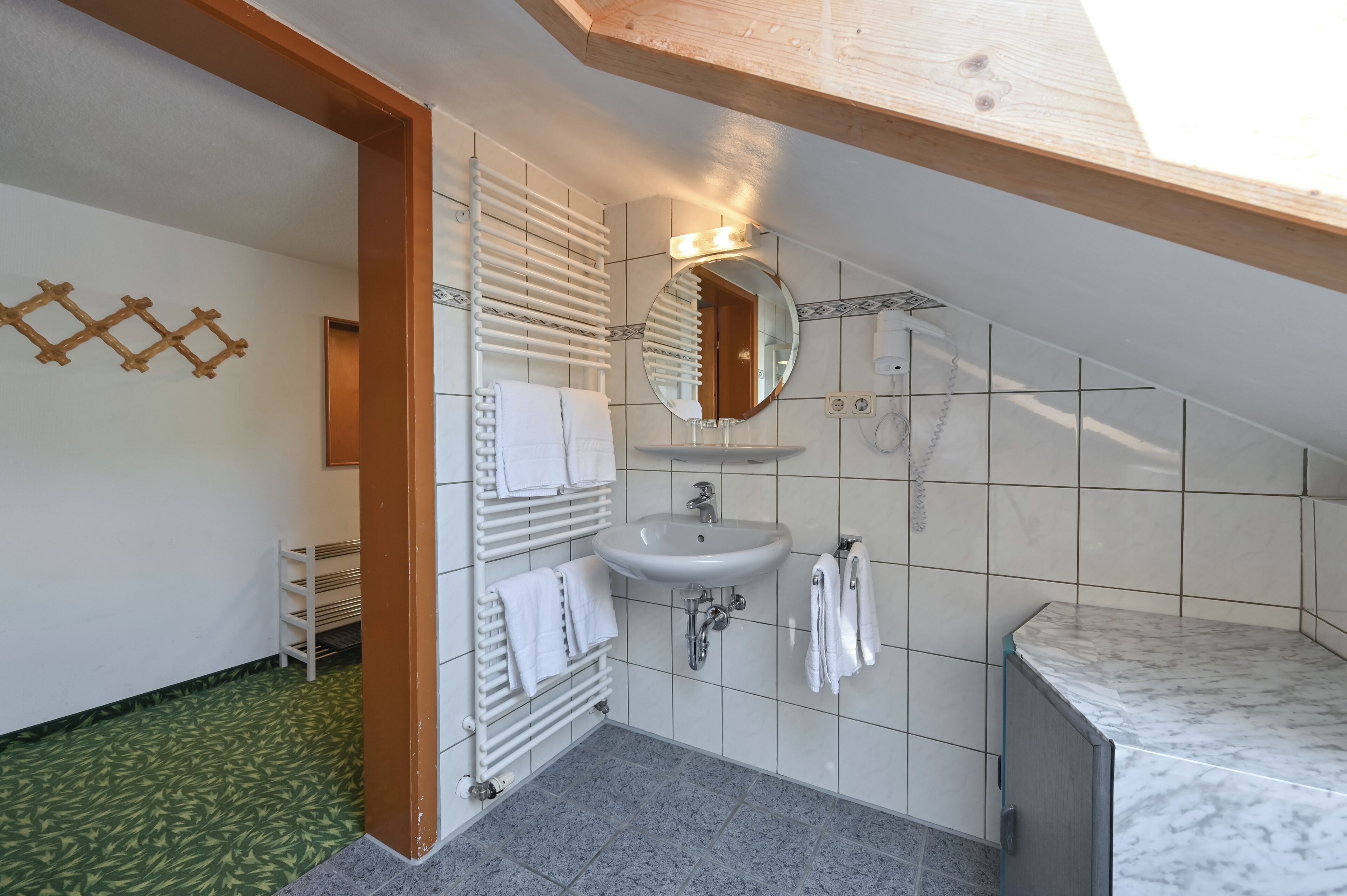 Dusche, Haartrockner, Handtücher, Seife