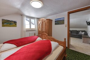 2 bedrooms, internet, bed sheets