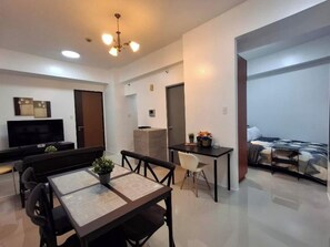 Standard Studio, 1 Katil Ratu (Queen) dengan Katil Sofa, Pool Access, Tower | Makan dalam bilik