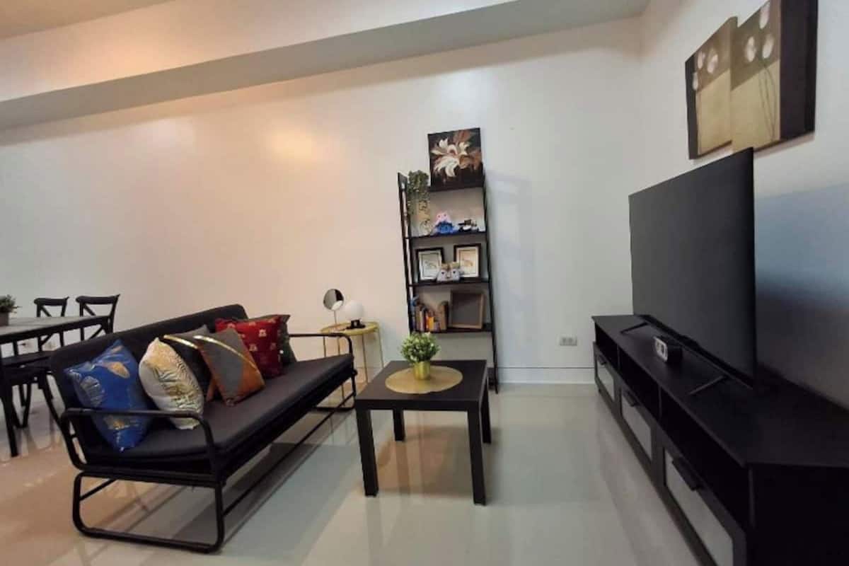 สแตนดาร์ดสตูดิโอ, เตียงควีนไซส์ 1 เตียง และโซฟาเบด, ใช้สระว่ายน้ำได้, ชั้นบน | บริเวณนั่งเล่น