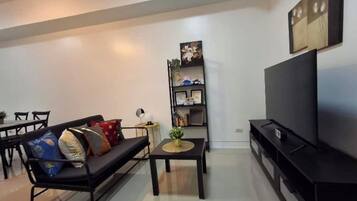 Standard-Studio, 1 Queen-Bett und Schlafsofa, Poolzugang, Turm | Wohnbereich