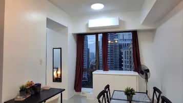 Standard-Studio, 1 Queen-Bett und Schlafsofa, Poolzugang, Turm | Essbereich im Zimmer